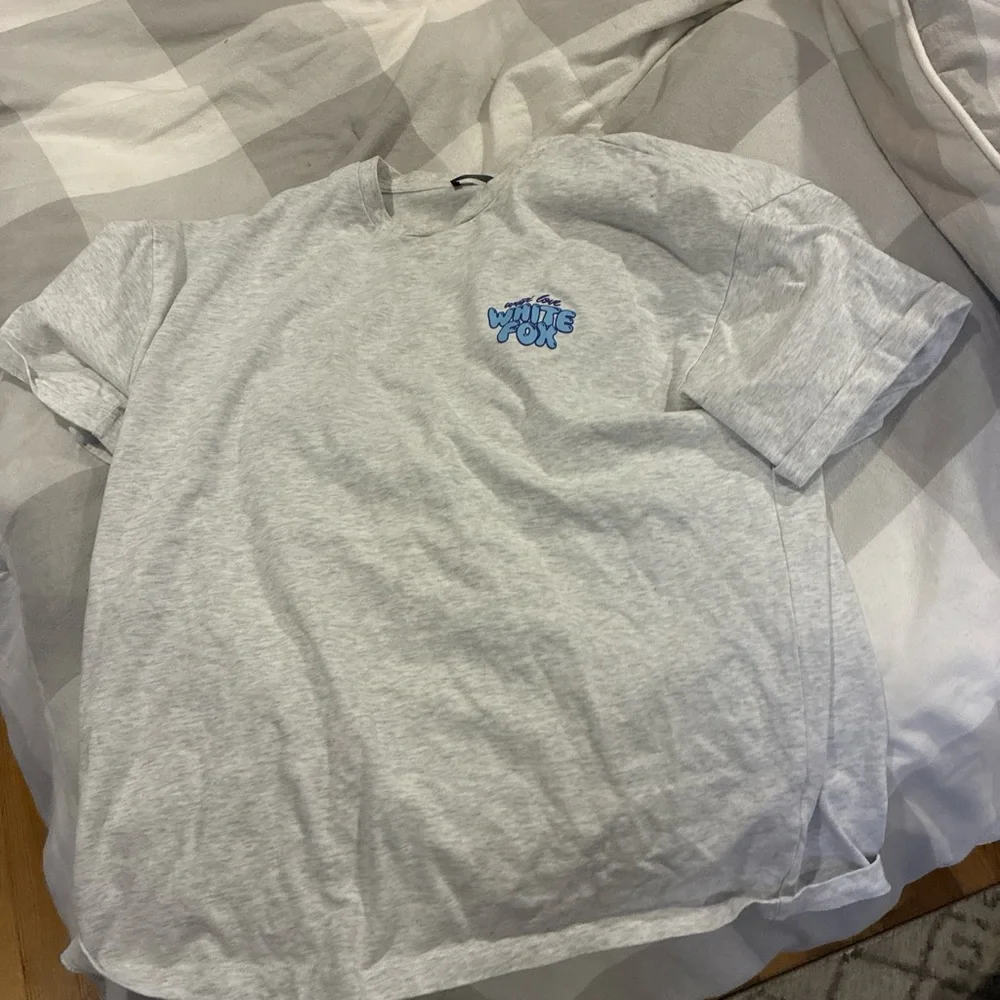 White Fox Boutique Light Gray Graphic Tee - Picture 1 of 3